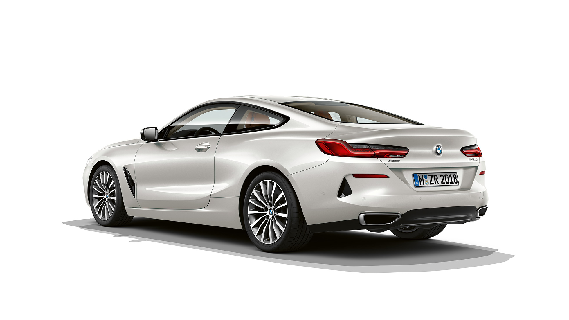 BMW Serie 8 Coupé, Mineral White metálico, vista trasera de tres cuartos.