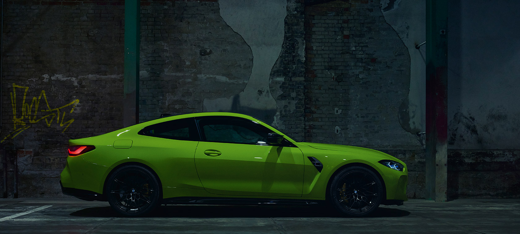 BMW M4 Competition Coupé G82 2020 Sao Paulo Gelb Vista lateral, parado