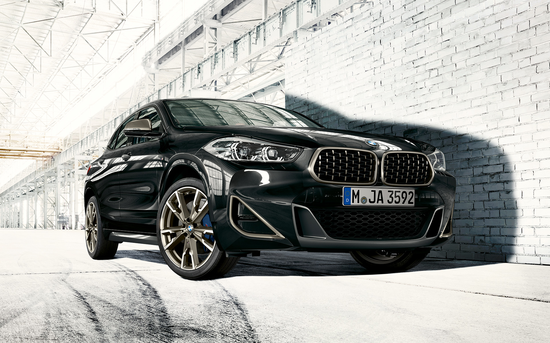 Parrilla doble BMW X2 M35i (F39) Black Sapphire metalizado, vista de tres cuartos del frontal, parado