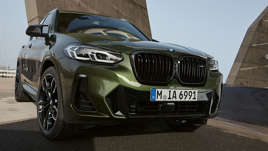 BMW X3 M40i G01 LCI Renovación 2021 Malachitgrün metalizado, vista del frontal, parado