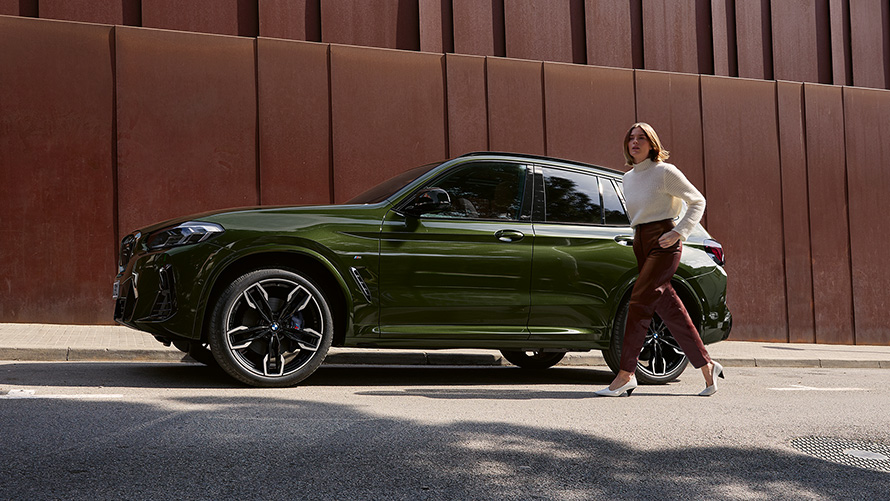 BMW X3 M40i G01 LCI Renovación 2021 Malachitgrün metalizado, vista lateral con modelo femenina